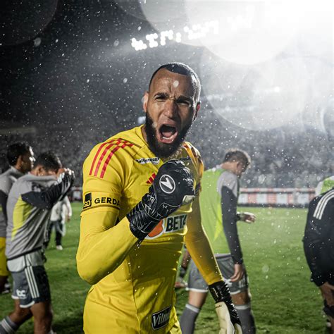 VÍDEO terço de Everson é resgatado pelo goleiro no Monumental O TEMPO