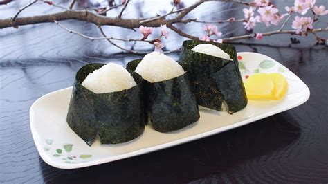 おにぎりの作り方（ふんわり握るコツ） - How to make Fluffy Rice Balls (Japanese Onigiri ...