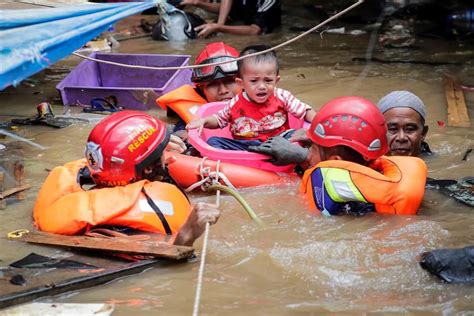 Sube A Al Menos 23 Muertos El Balance Por Las Inundaciones En Indonesia