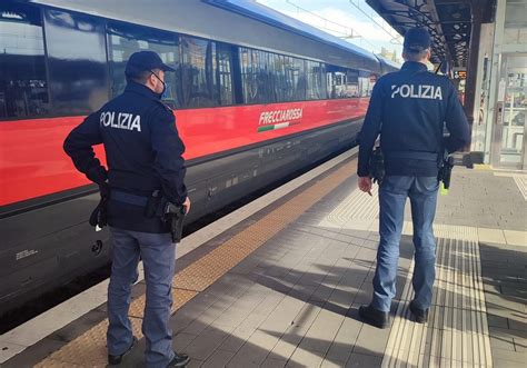 Uomo sui binari sospesa la circolazione dei treni a Salerno La Città