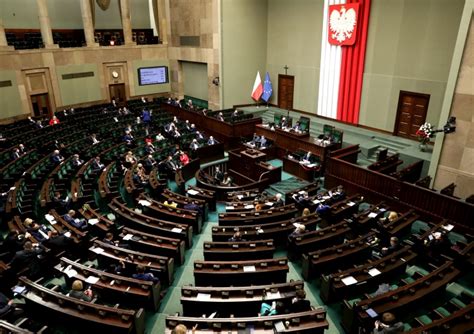 SONDAŻ PiS i KO z lekkim spadkiem Hołownia ma powody do zadowolenia