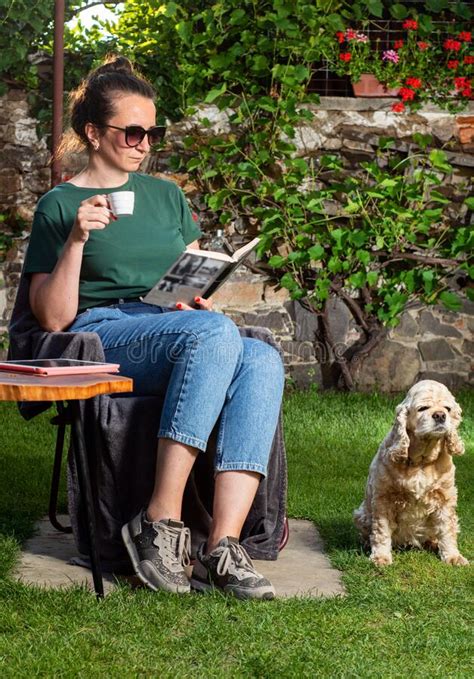 Mujer Sonriente Tomando Una Taza De Café Foto de archivo Imagen de