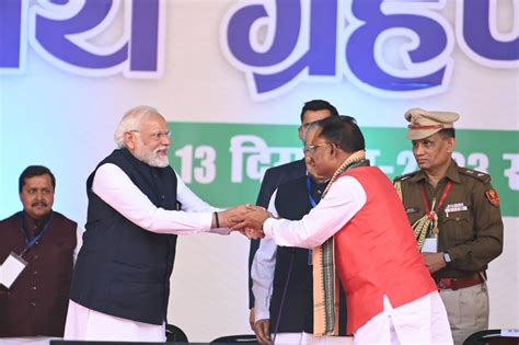 प्रधानमंत्री नरेन्द्र मोदी की उपस्थिति में विष्णु देव साय ने ली