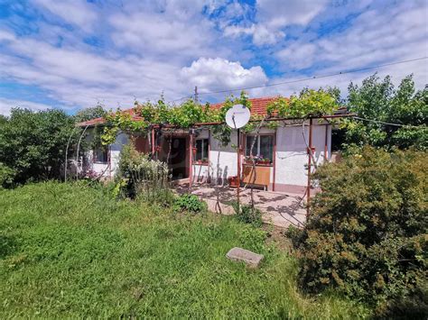 Къща близо до гр. Пловдив за продажба. Селска едноетажна къща с двор на ...