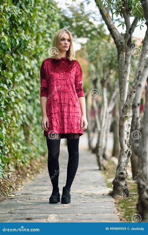 Belle Jeune Femme Blonde à L arrière plan Urbain Image stock Image du adulte fille 99989959