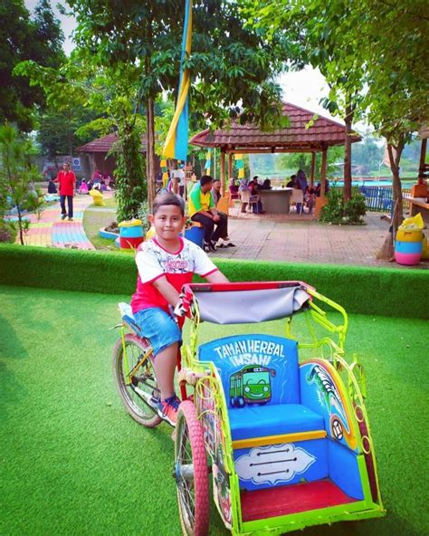 Kolam Renang Taman Herbal Insani