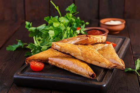 Comida asiática samsa chamuças filé de frango e queijo Foto