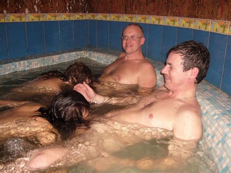 Ils S Amusent Bien Dans Le Jacuzzi