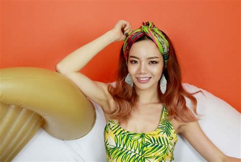 Hướng dẫn trang điểm phong cách nude gợi cảm khi đi biển Emmie by HappySkin