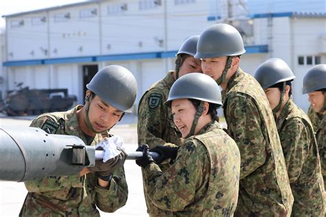 陸上自衛隊 On Twitter 総火演ライブ配信まであと4日！演習には多くの女性自衛官が参加しています。陸上自衛隊では女性隊員が能力・適性に 応じてさまざまな分野で活躍しています