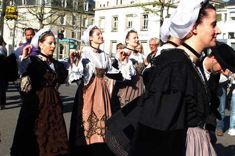 Costumes Traditionnels Bretons Du Morbihan Au Tradideiz De Vannes