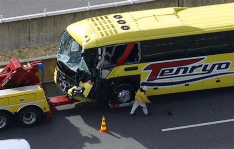 新東名で事故 大型トラックに高速路線バスが衝突し8人けが [写真特集4 4] 毎日新聞