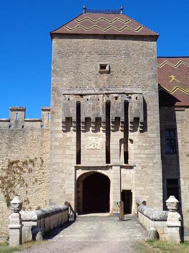 Château de Marigny le Cahouët Porte fortifiée avec châte Flickr