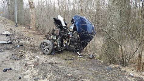 Groźny wypadek pod Elblągiem Audi uderzyło w drzewo i rozpadło się na