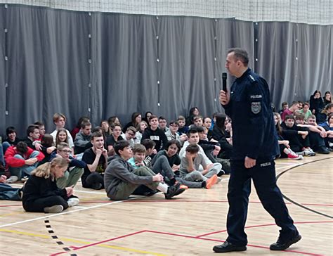 Spotkanie Z Policjantem W Szkole Podstawowej Nr W Z Bkach