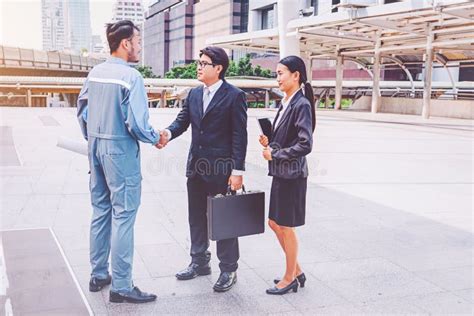 La Reuni N Del Director Empresarial Y Del Ingeniero Proyecta En La