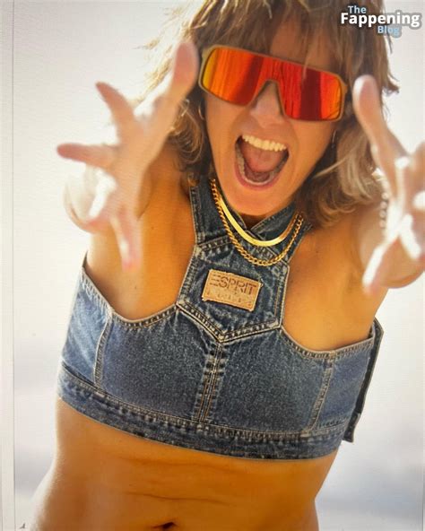 Diane Farr Shows Off Her Incredible Bikini Body In Hawaii Photos