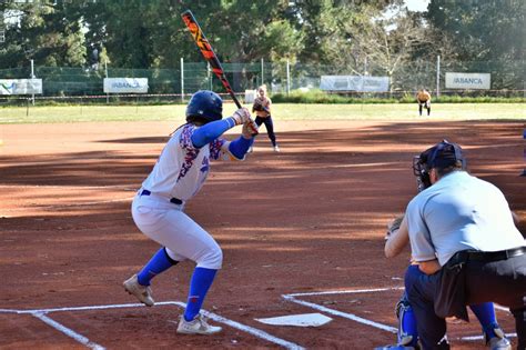 El Cbs Sant Boi De Softbol Continua Invicte I El De Beisbol Aconsegueix