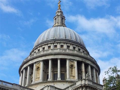 St Pauls Dome taken from St Pauls Churchyard. | London architecture ...