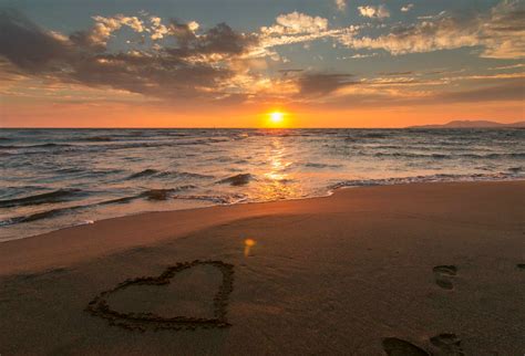 Image De Coeur Un Coeur Tracé Dans Le Sable Avec Un Coucher Du Soleil