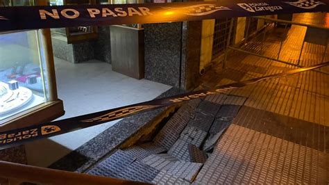 Una rotura de una tubería deja sin agua a una parte de la calle