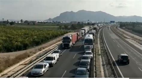 Més de tres quilòmetres de cues per un accident a l A 7 a Vi