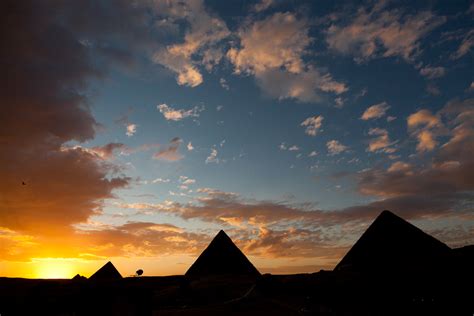 Sonnenuntergang Bei Den Pyramiden Von Giza Gizeh Iii Foto And Bild