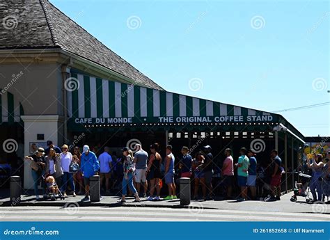 Cafe Du Monde in New Orleans, Louisiana Editorial Stock Photo - Image ...