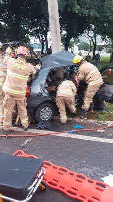 Carro colide em poste e deixa três pessoas presas em ferragens no DF