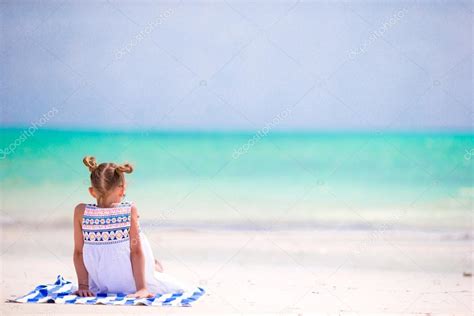 Menina adorável na praia durante as férias de verão fotos imagens de