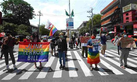 Gay Pride il Milan appoggia la comunità LGBT ma è polemica social