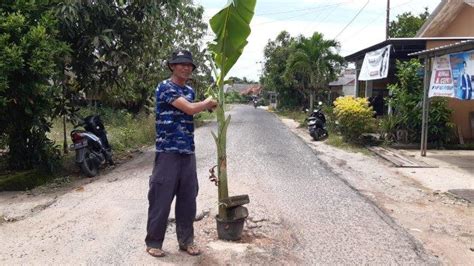 Kesal Jalan Rusak Tak Kunjung Diperbaiki Warga Kampung Bukit Tanam