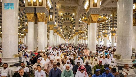 حج ضيوف الرحمن يؤدون صلاة الجمعة بالمسجد النبوي قبل مغادرتهم لأداء