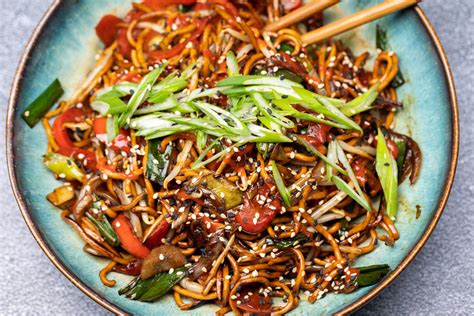 Chow Mein Scharf Angebratene Asia Nudeln Aus Dem Wok Parea