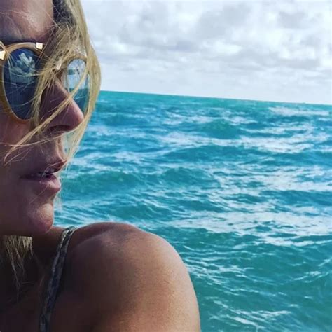 Las Fotos En Bikini De Flavia Palmiero Al Natural Y Sin Filtro A Los En La Playa Infobae