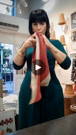 Indossare Un Foulard Con Il Nodo A Rosa Un Accessorio Confortevole