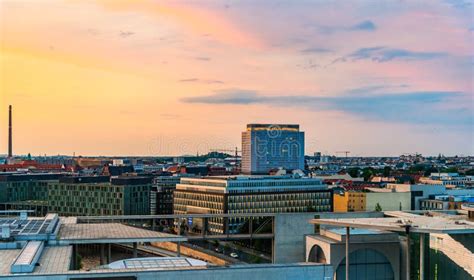 Paisaje Urbano Panorámico De Berlín Al Atardecer Desde La Azotea Del