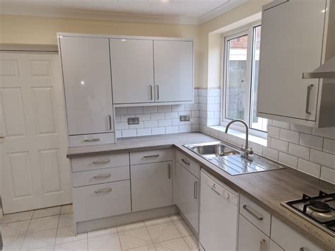 Light Gloss Grey Kitchen Makeover And New Silver Oak Laminate Worktops