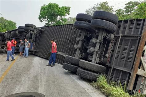 Vuelca Remolque Con Ropa En Jos Mar A Morelos Vecinos Esperan Rapi A