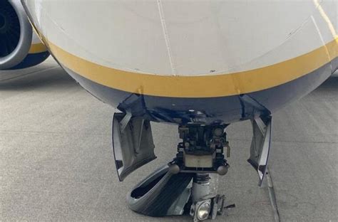 Ryanair B737 suffers nose gear failure