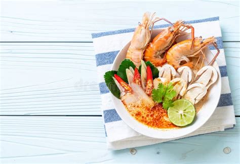 Sopa Picante De Los Camarones Tom Yum Goong Imagen De Archivo Imagen