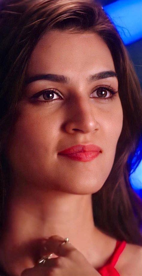 Kriti Sanon 😍 Scrolller