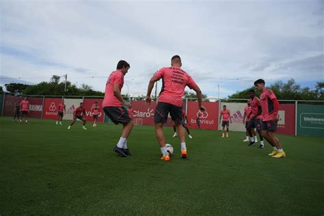 Zagueiro Est De Volta Ao Time Do Internacional