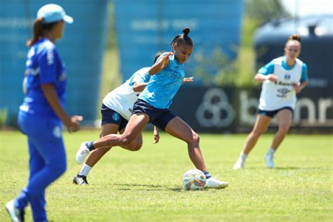 Gurias gremistas prontas para o Gre Nal de ida da final do Gauchão Feminino