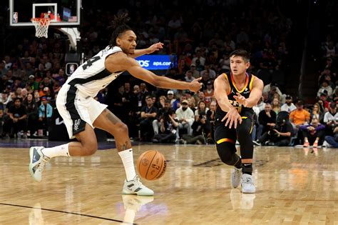 Spurs Stun Suns On Last Second Dunk Reuters