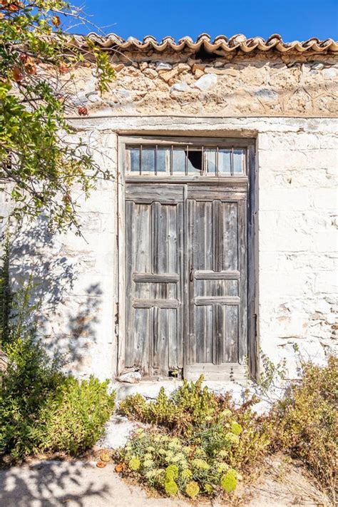 Casa Abandonada Puerta Cerrada De Madera Con Vidrio Roto Sobre Plantas
