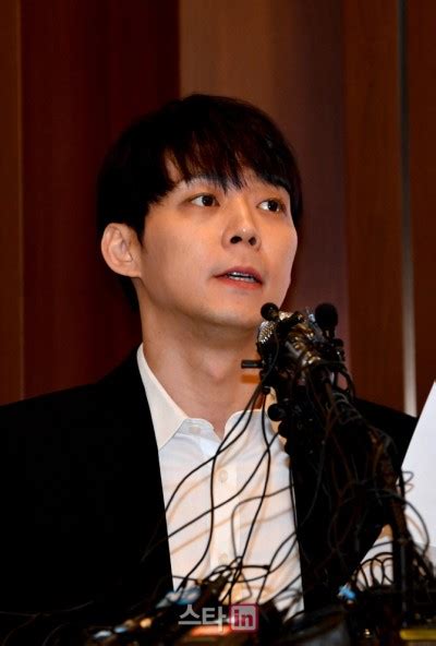 박유천 “마약 상상도 못해” 눈물의 기자회견→다리털이 발목 네이버 포스트