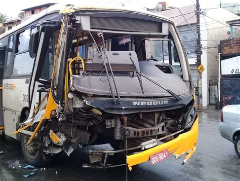 Nibus Bate E Derruba Poste Na Avenida San Martin Bahia G