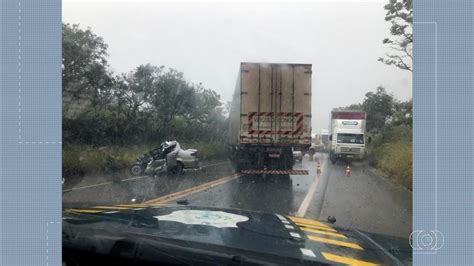 Acidente Entre Carro E Caminh O Provoca A Morte De Quatro Pessoas Na Br