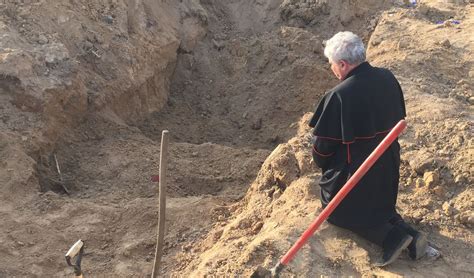 La Via Crucis Dell Elemosiniere Del Papa In Ginocchio Davanti Alle